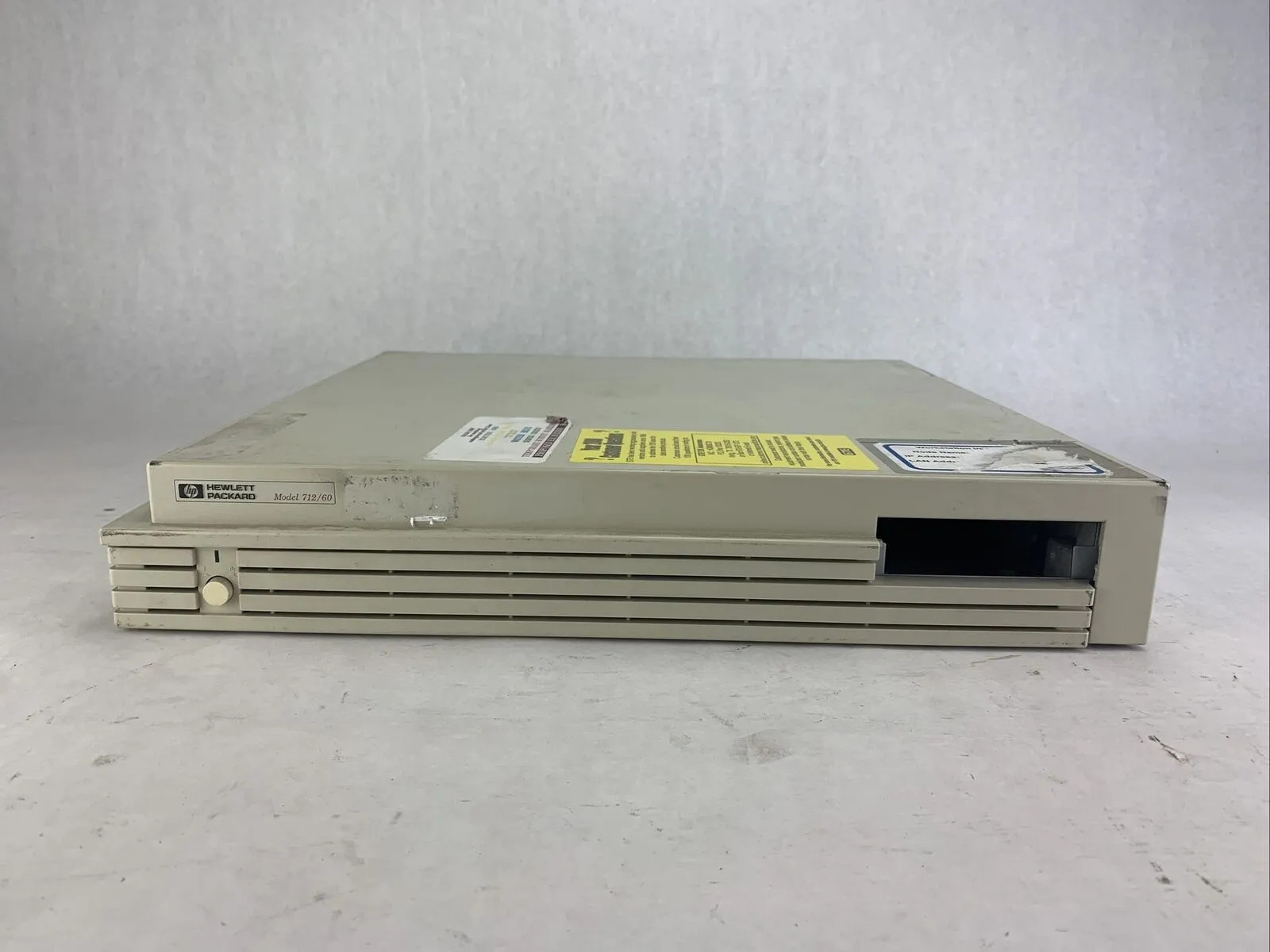 HP 9000 712/60 DT PA-7100LC 60MHz 64MB RAM No HDD No OS Broken MB Clips